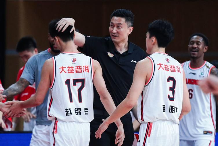 朗格莱现年28岁，他在今年夏天被巴萨租借给了阿斯顿维拉，租期到本赛季结束。